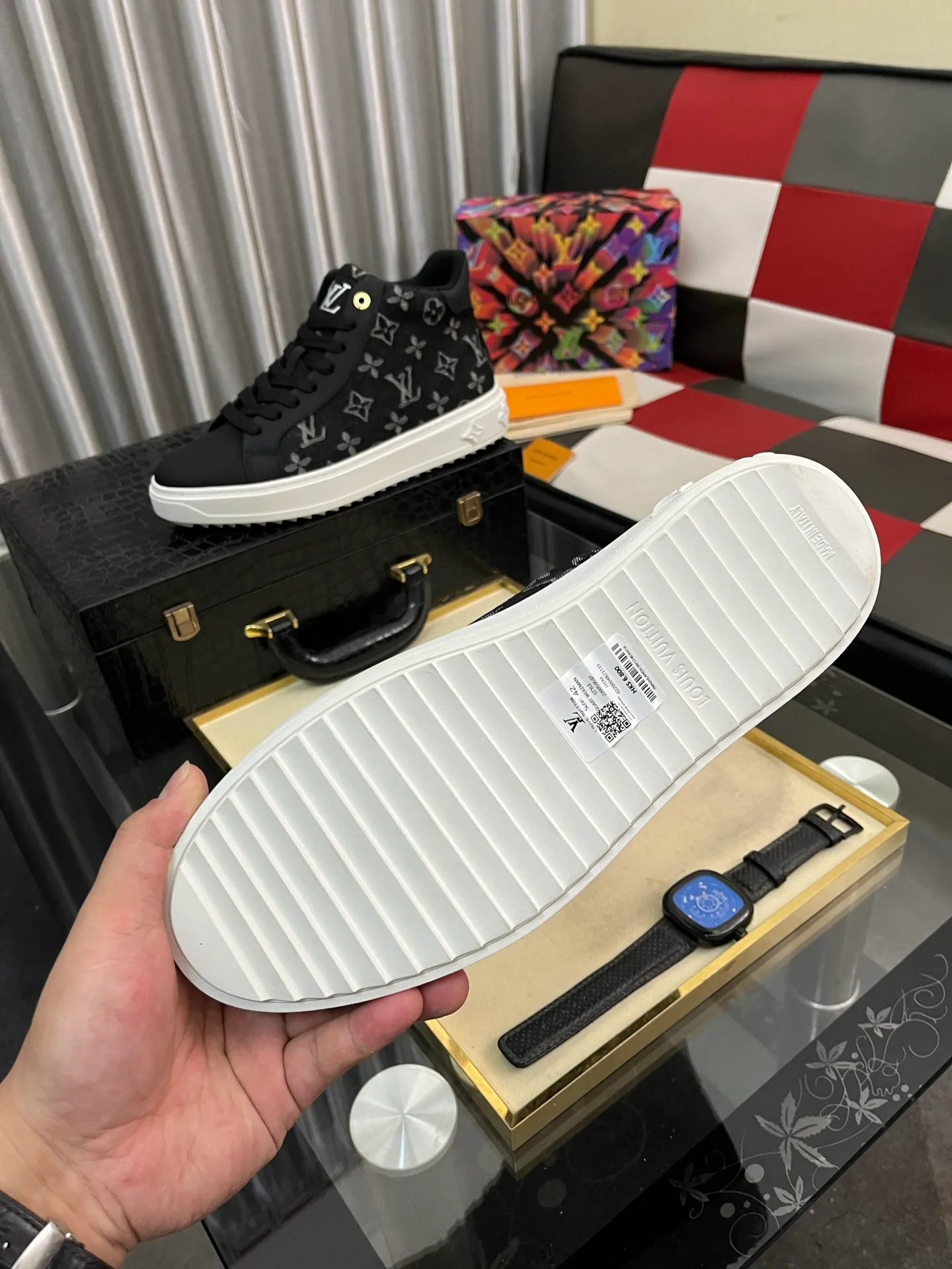 Men's shoes 💰: 560⌚️⌚️ Louis vuitton/LV Louis Vuitton 》Original quality.~ Unique modern style sneakers. 🏃A must-have casual shoe for trendy men😍😍 Original brand imported from Italy, imported original leather, sheep lining (refuses to discolor and grind feet) Sole: Original sole provided by the original factory, French lazy style design ⚠️Fit to the feet, original quality, super comfortable original sole. Code number: 38-444⃣️Color optional